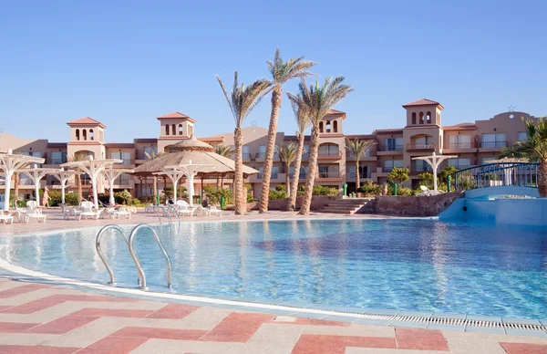 Het resorthotel met een zwembad — Stockfoto