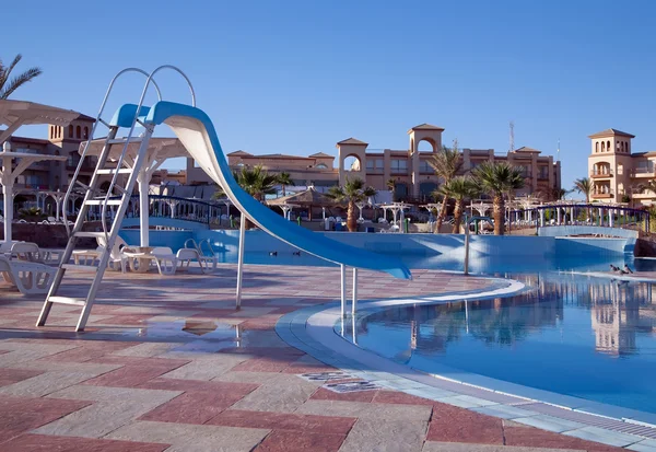 Resort hotel s bazénem — Stock fotografie