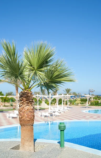 Resorthotel met een zwembad — Stockfoto