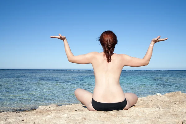 Mädchen praktiziert Yoga — Stockfoto