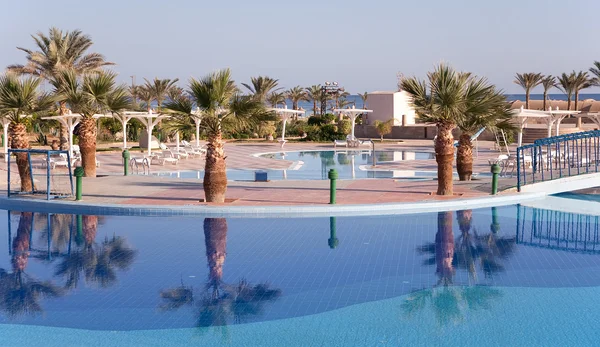 Курортный отель с бассейном — стоковое фото