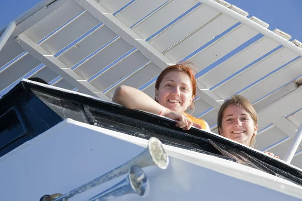 Chicas felices sonriendo en el barco —  Fotos de Stock