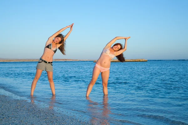 Dziewczyny robienie yoga — Zdjęcie stockowe