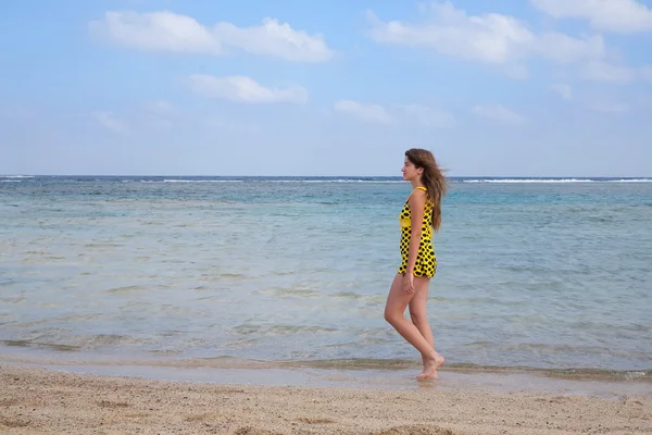 Chica va en la playa del resort — Foto de Stock