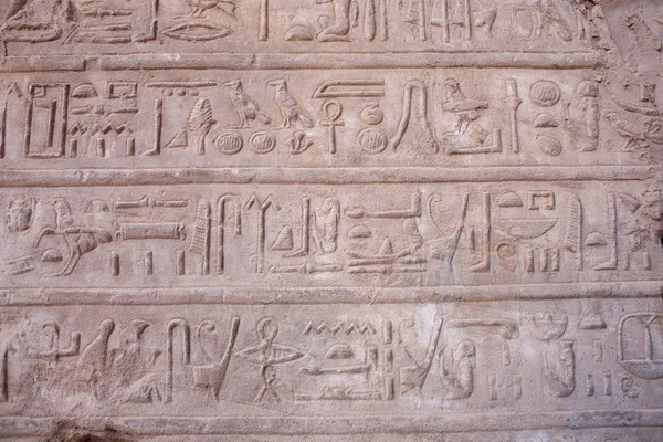 Alívio hieroglífico em Karnak — Fotografia de Stock