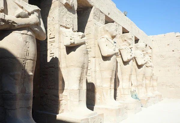 Standbeelden in karnak tempel, luxor, Egypte — Stockfoto