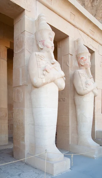 Statyer i tempel av hatshepsut — Stockfoto