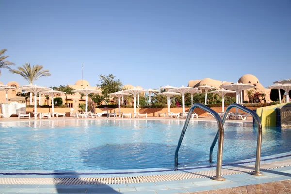 Resorthotel met een zwembad — Stockfoto