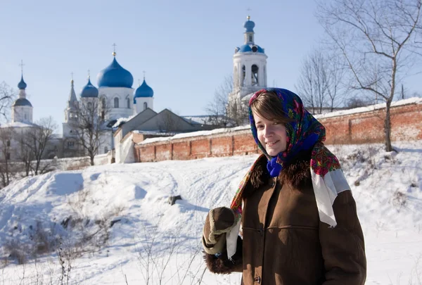Mädchen in traditioneller russischer Sprache — Stockfoto