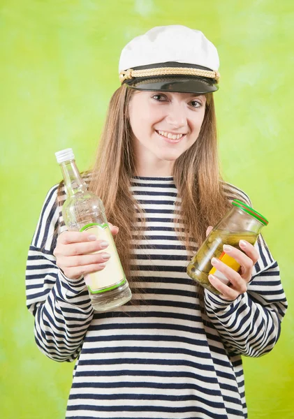 Женщина-моряк с водкой — стоковое фото
