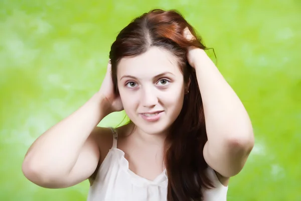 Uzun saçlı kız üzerinde yeşil — Stok fotoğraf