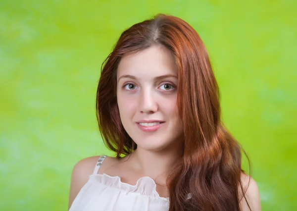 Uzun saçlı kız üzerinde yeşil — Stok fotoğraf