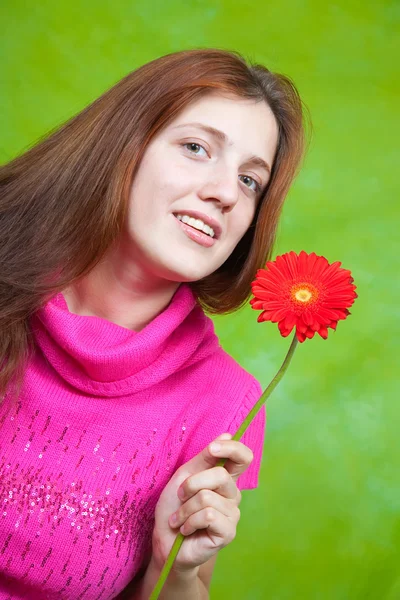 Κορίτσι στο ροζ με κόκκινο λουλούδι — Φωτογραφία Αρχείου