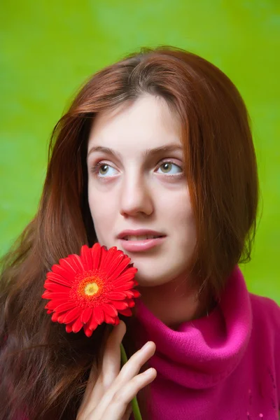 Menina em rosa sobre verde — Fotografia de Stock
