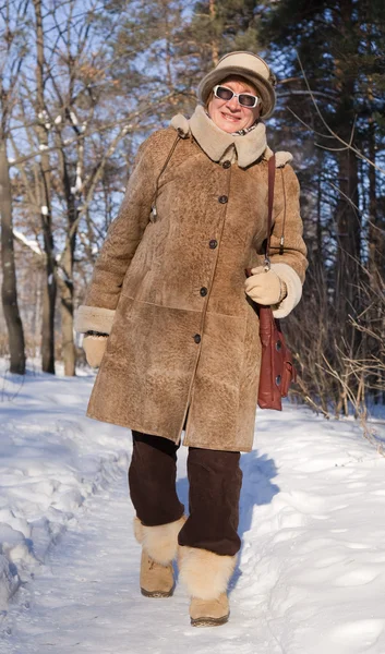 Seniorin im Winter — Stockfoto