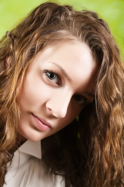 Menina de cabelos compridos sobre verde — Fotografia de Stock