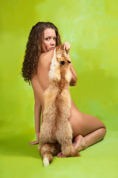 Menina nua com pele de raposa — Fotografia de Stock