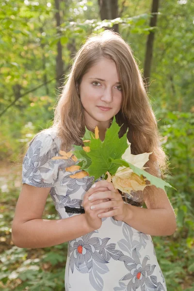 Dziewczyna z liść klonu — Zdjęcie stockowe