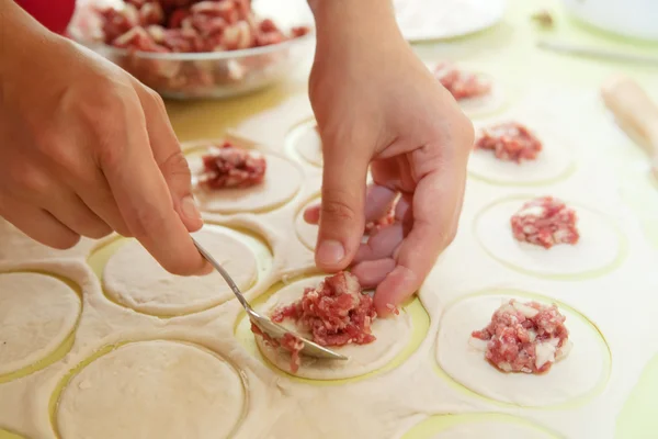 Making meat dumplings — Stock Photo, Image