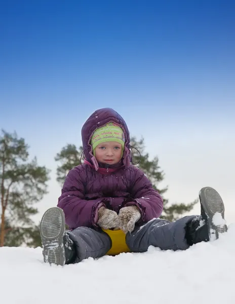 Klein kind glijden in de sneeuw — Stockfoto