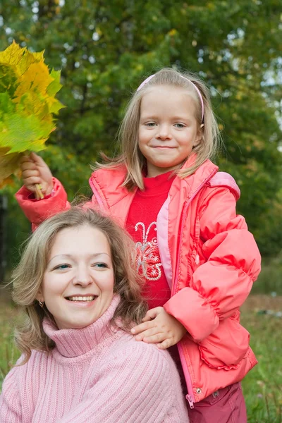 Mãe com filha no outono — Fotografia de Stock