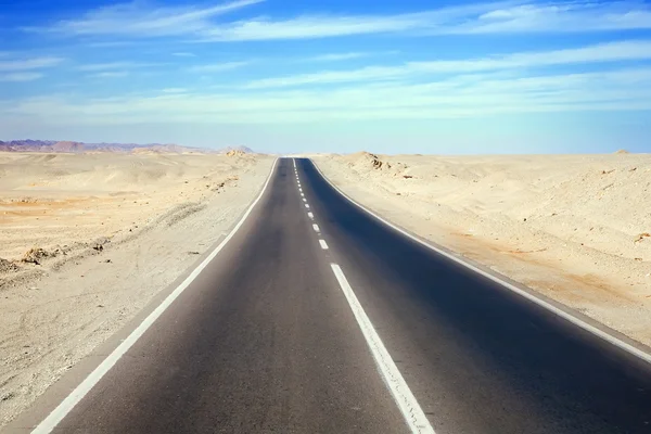Route à travers le paysage du désert — Photo