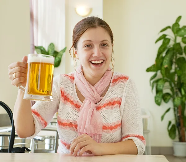 Kvinna med öl — Stockfoto