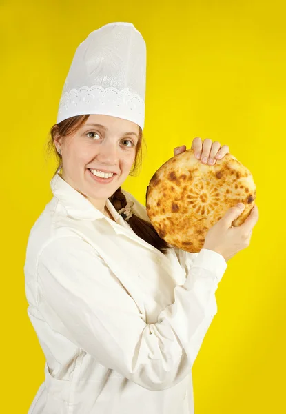 Baker mutatja friss kenyereket — Stock Fotó