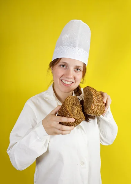 Baker está mostrando pão fresco — Fotografia de Stock