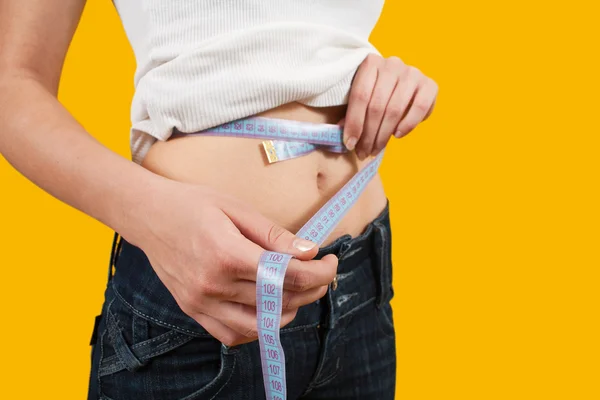 Niña midiendo cintura —  Fotos de Stock