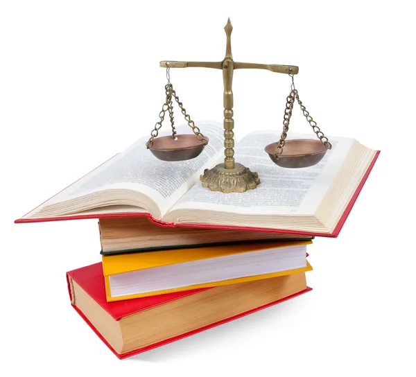 Escalas de justiça no topo dos livros jurídicos — Fotografia de Stock