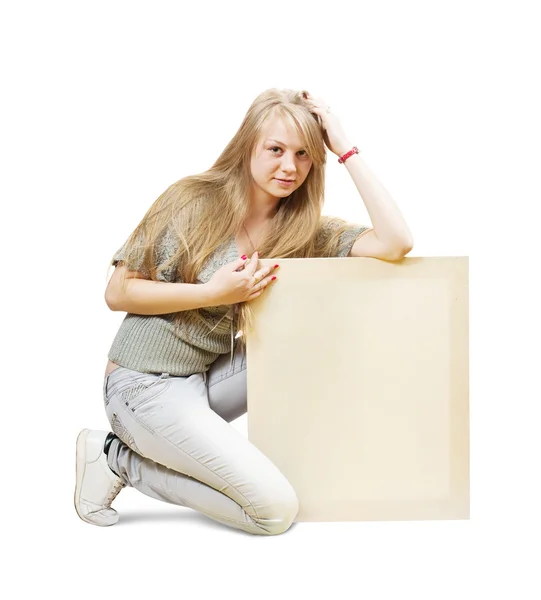 Сидящая девушка с пустым плакатом — стоковое фото