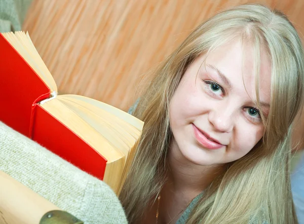Chica leyendo libro en sofá —  Fotos de Stock