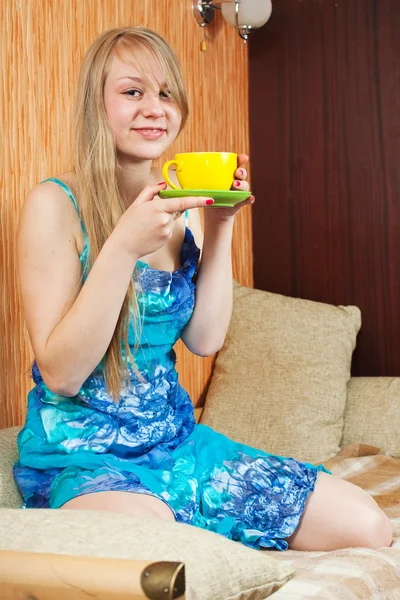 Девушка пьет кофе — стоковое фото