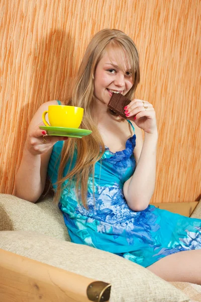 Κορίτσι με σοκολάτα και φλιτζάνι τσάι — Φωτογραφία Αρχείου