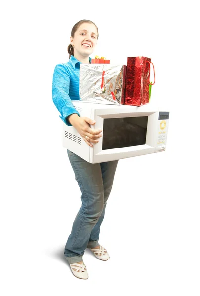 Mikrodalga ve hediye kutuları ile kız — Stok fotoğraf
