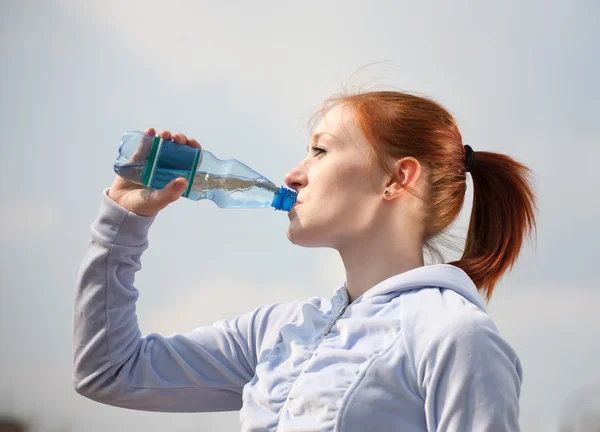 Dívka pitná voda — Stock fotografie