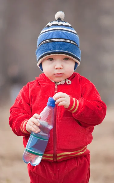 Mały chłopiec pijący wodę — Zdjęcie stockowe