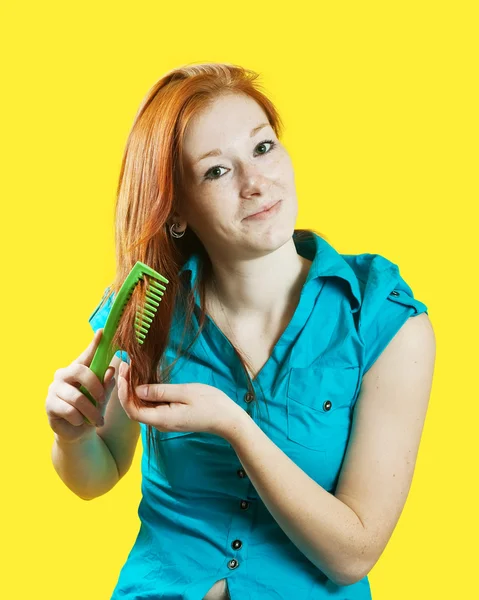 Menina penteando seu cabelo vermelho — Fotografia de Stock