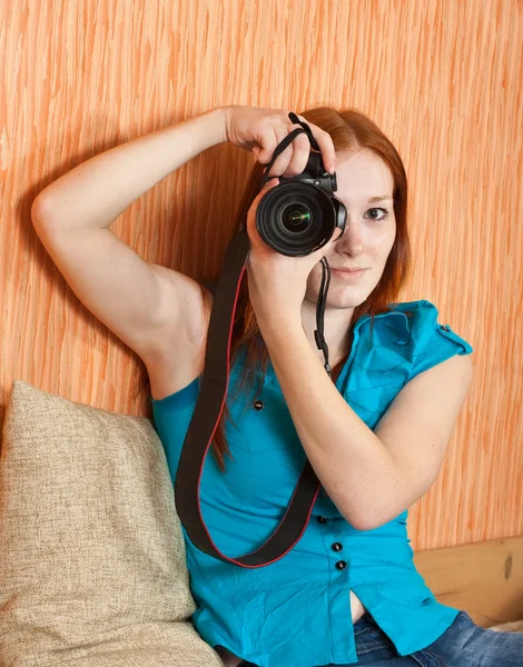Perempuan Fotografer dengan kamera — Stok Foto