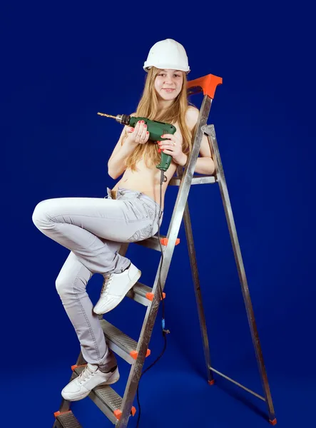 Topless meisje op schalen-ladder — Stockfoto