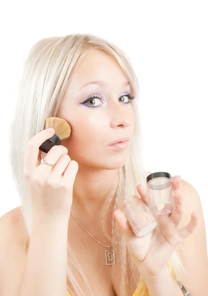 Mujer poniendo maquillaje sobre blanco —  Fotos de Stock