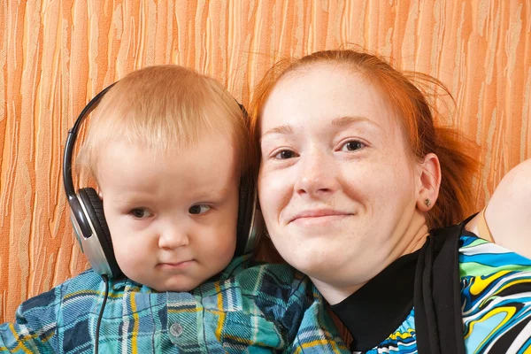 Madre con hijo escuchando música — Foto de Stock