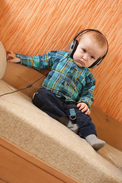 Маленький хлопчик з навушниками — стокове фото