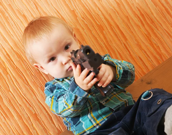 Boy plays with gun — Stock Photo, Image