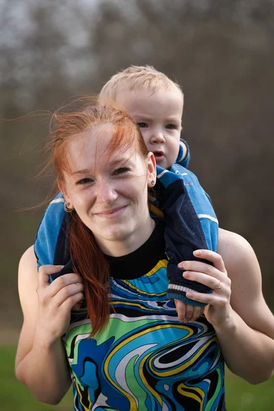 Mutter mit ihrem Sohn — Stockfoto