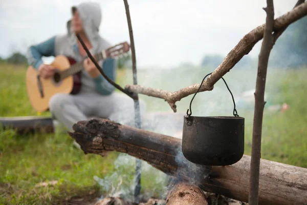 Los turistas caldera en el fuego contra el hombre canción —  Fotos de Stock
