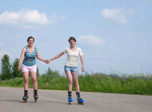 Zwei junge Mädchen auf Rollerblades — Stockfoto