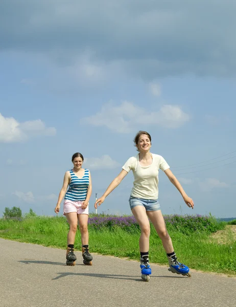 Две молодые девушки на роликах — стоковое фото