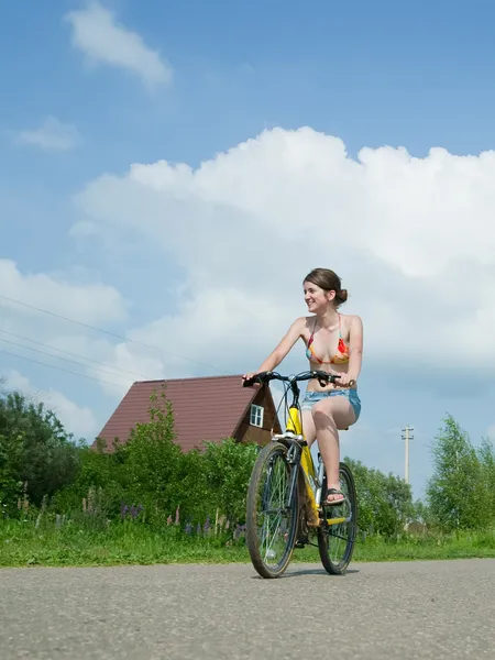 Девушка едет на велосипеде — стоковое фото